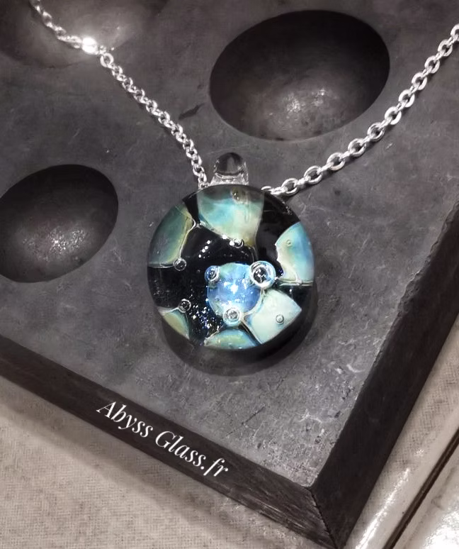 Pendentif en verre fabriqué à la main "Nébuleuse de la Bulle"